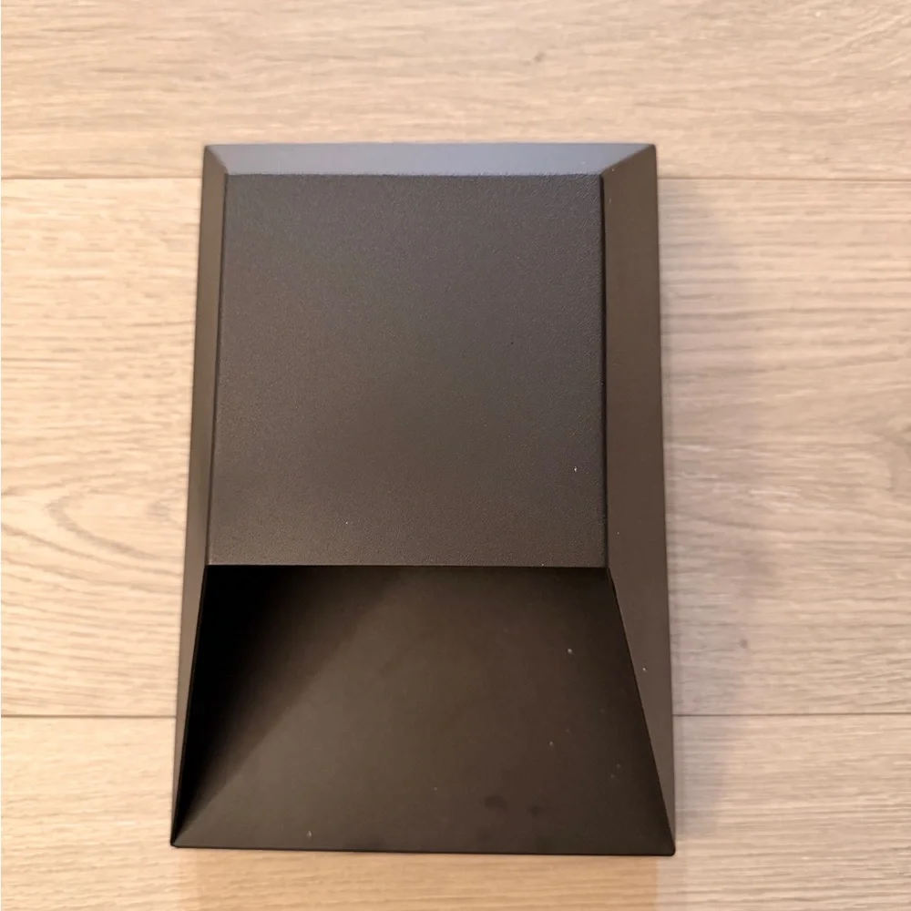 Elegant Black Outdoor Wall Light - Picture 4 of 8